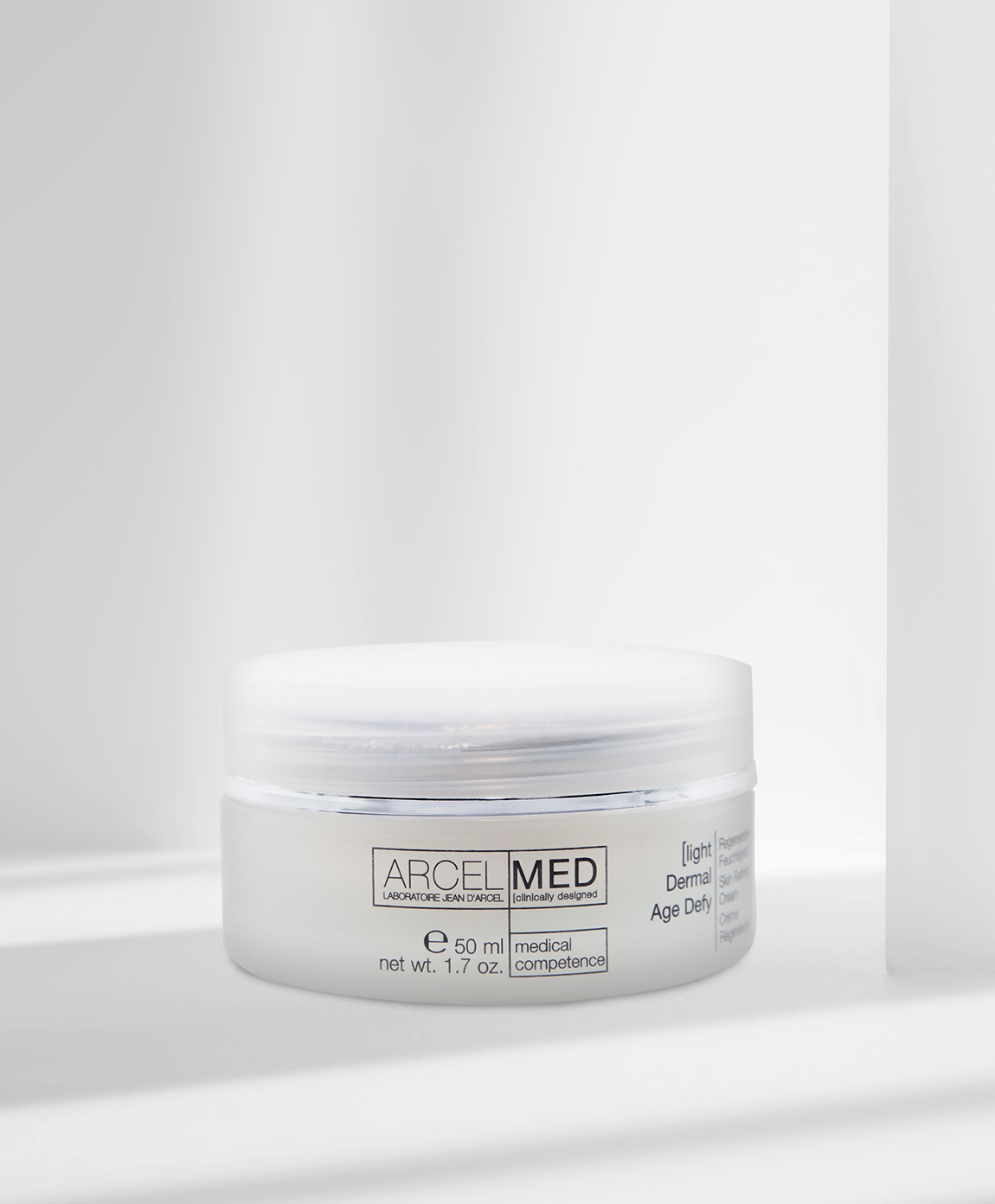 JEAN D'ARCEL Creme-Tiegel mit weißem Deckel auf hellem Hintergrund.